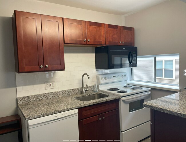 Building Photo - 83 Trowbridge St