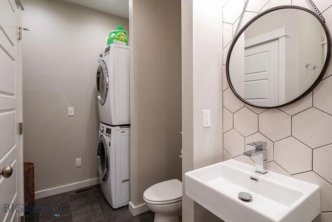 Building Photo - Charming Three Bedroom Home with Large Fenced Yard