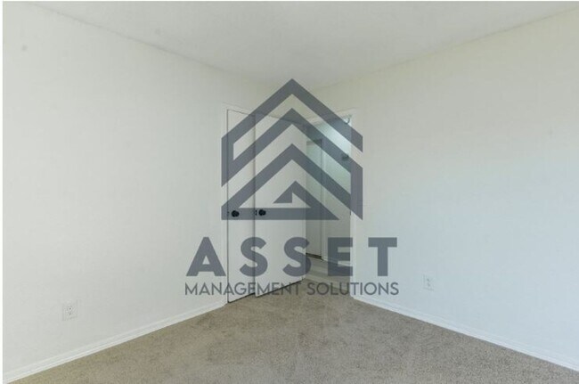 Building Photo - 5 Bedroom House Available Now