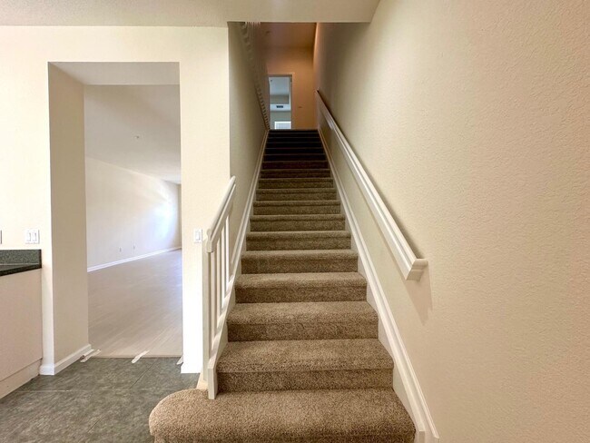 Building Photo - 425 Greenwich Cir