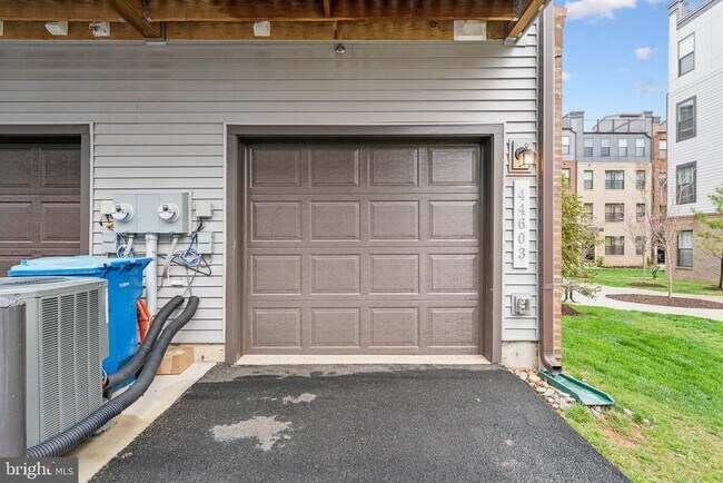 Building Photo - 44603 Wolfhound Sq