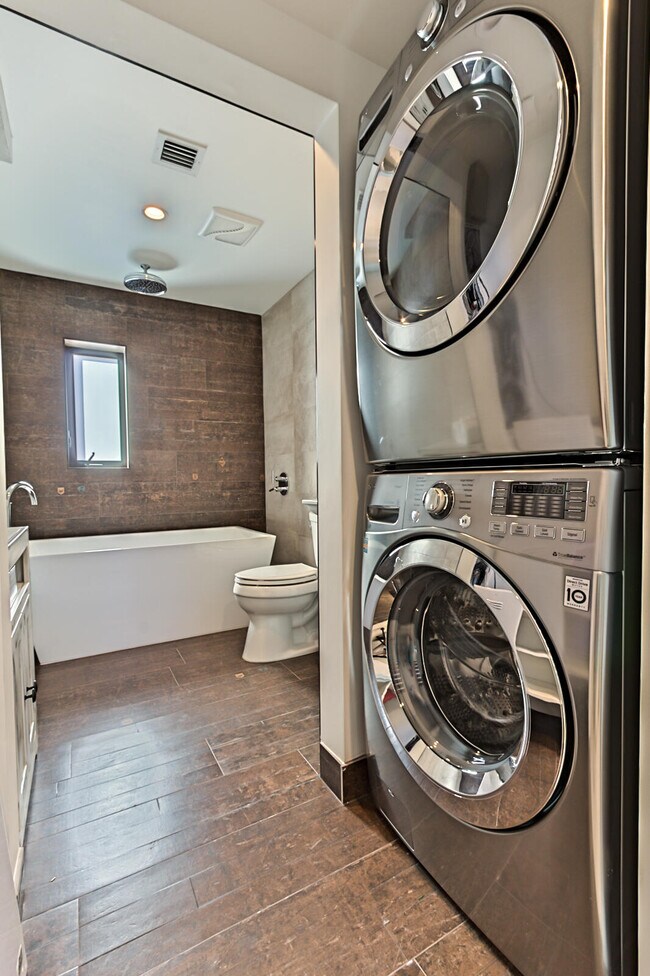 Building Photo - 1955 NE 4th St