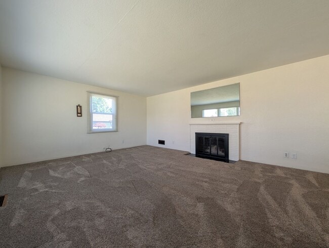 Building Photo - Nice 3 bed/1 bath with large backyard and ...
