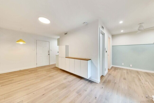 Building Photo - 2020 S Congress Ave