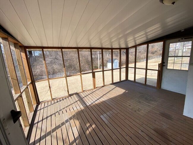 Building Photo - Charming 3 Bedroom with Great Yard