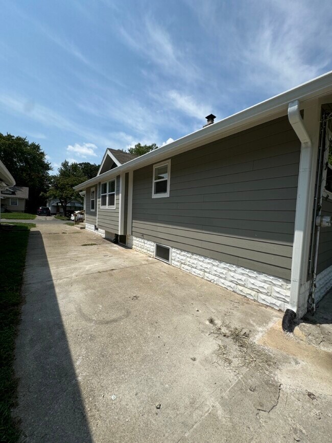 Building Photo - 951 N Bradley Ave