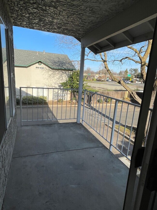 Building Photo - Chico 3 bed 2 bath Condo, Pool, Reserved Parking, upstair unit. newly refurbished