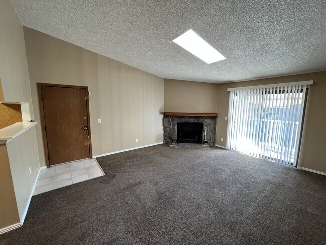 Building Photo - 902 S Walden St