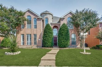 Building Photo - 2213 Ravenhurst Dr