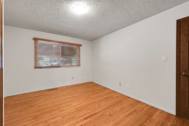 Building Photo - $2,895.00, 4 bed, 3.5 bath, located in Col...