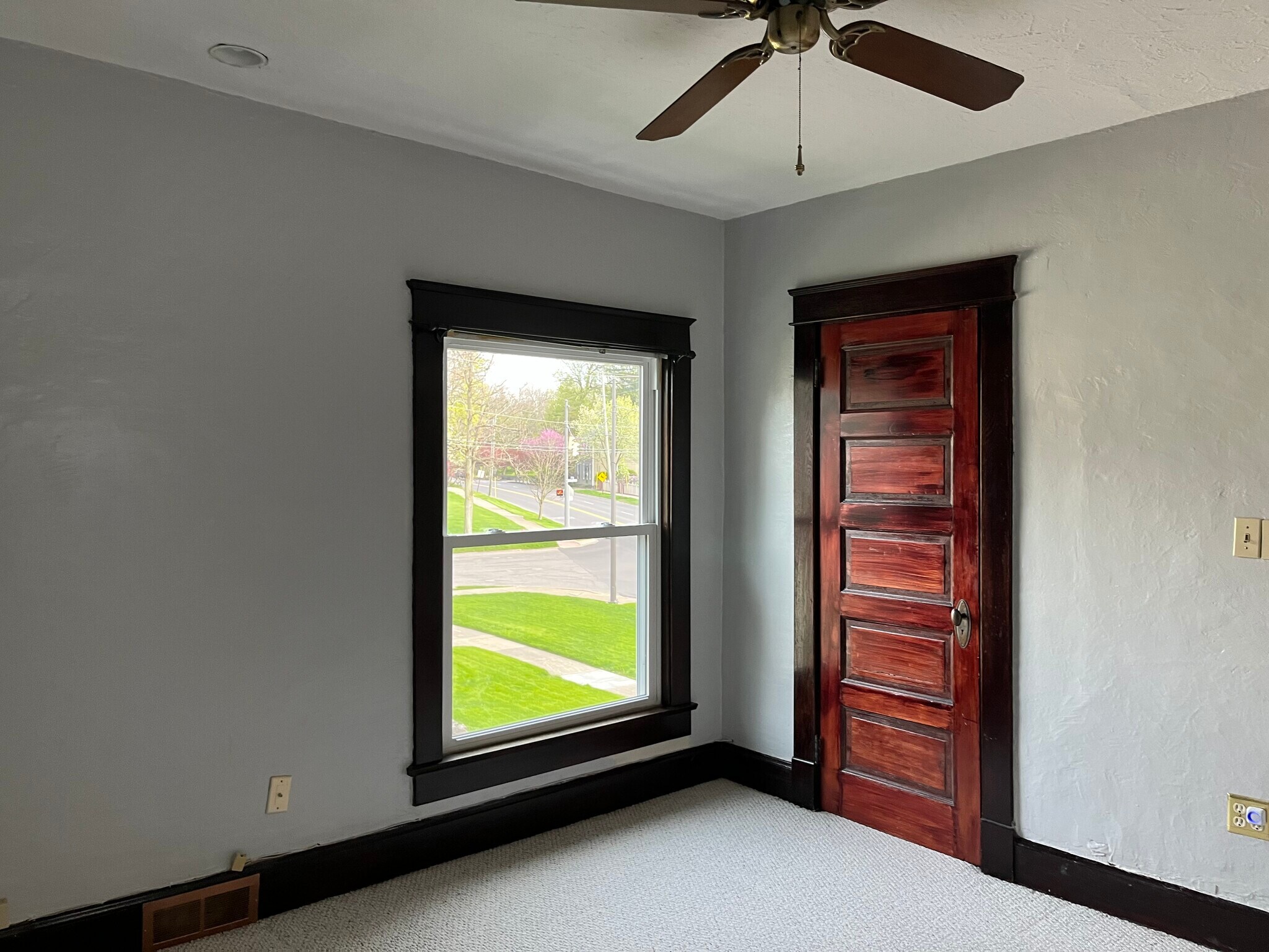 Building Photo - 325 S Main St