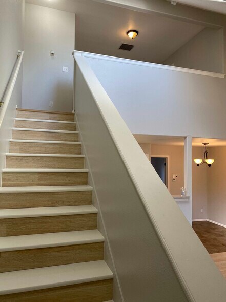Building Photo - 385 Sunnyside Cir