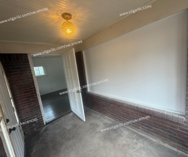 Building Photo - 3 Large Bedrooms • 1 Full Bathroom.  Spacious home ready for immediate move-in.