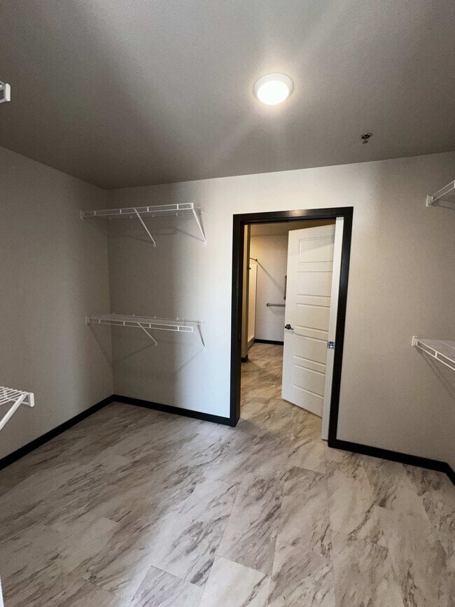 Building Photo - 360 32nd Ave W