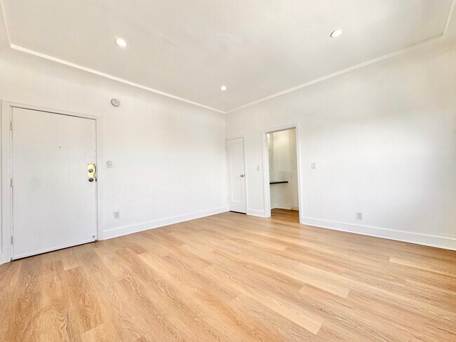 Building Photo - 4811 Melrose Ave