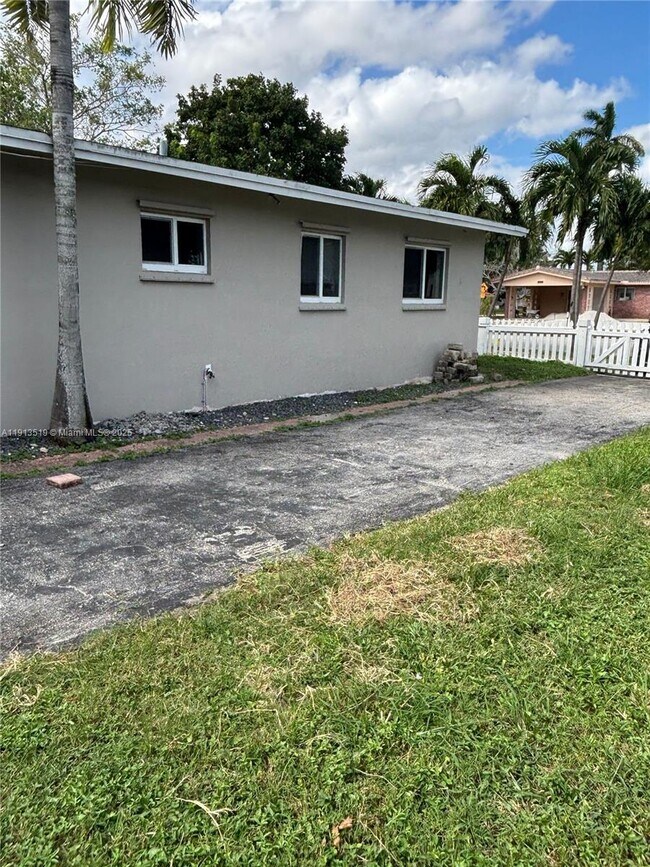 Building Photo - 2002 NE 43rd St