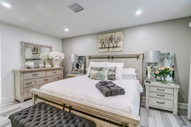 Building Photo - Fully Furnished 4-Bedroom Pool Home with Golf Course Views in Northdale