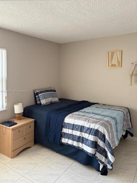 Building Photo - 401 Golden Isles Dr