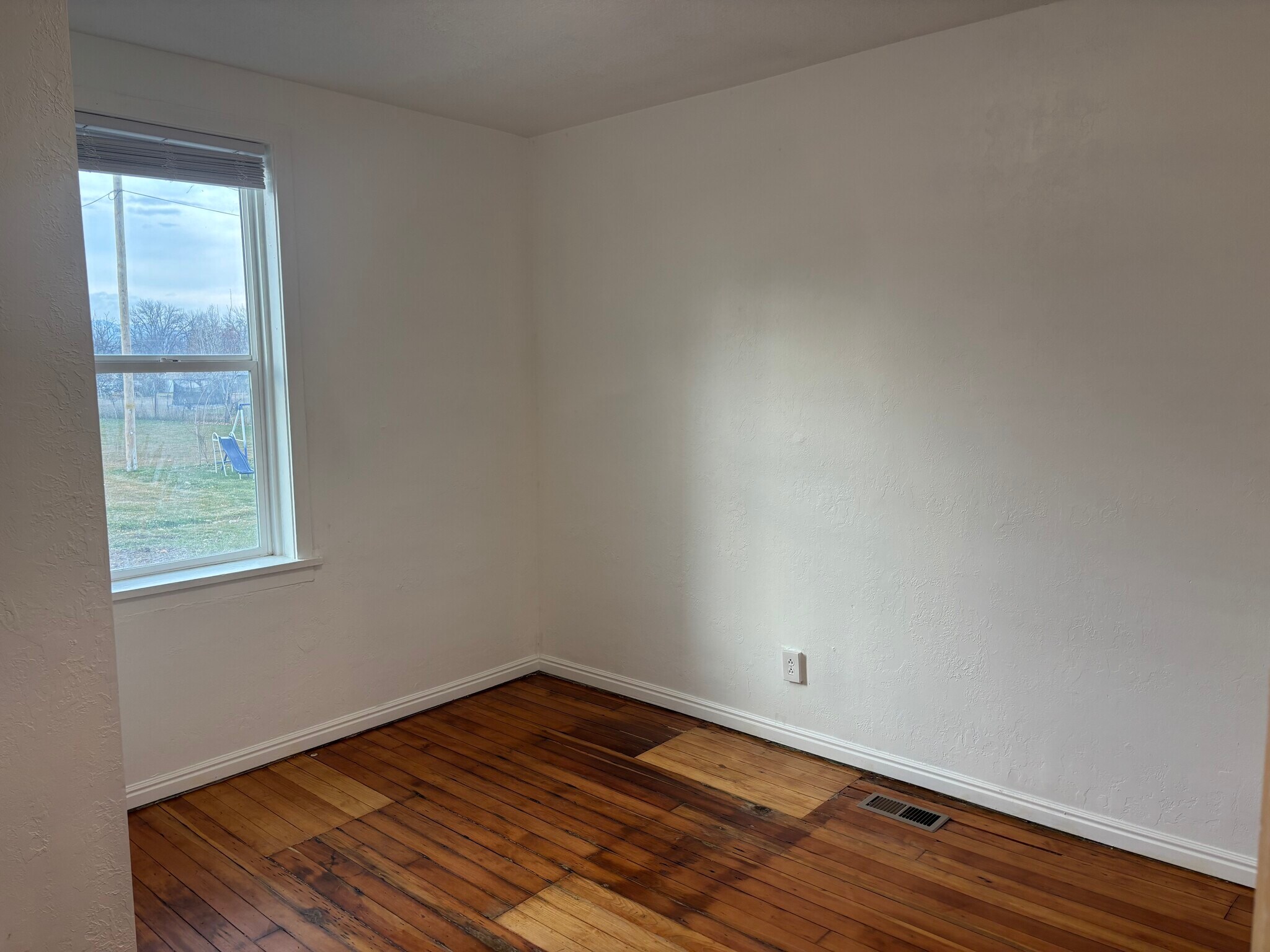 Building Photo - 245 N Main St