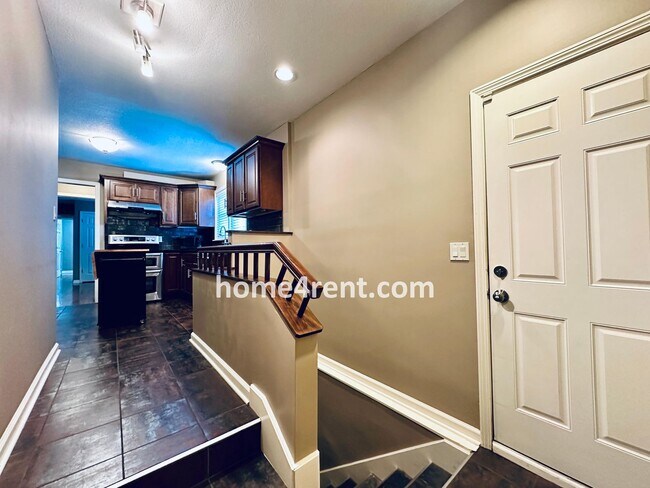 Building Photo - Beautifully Updated Home in Prime Overland...