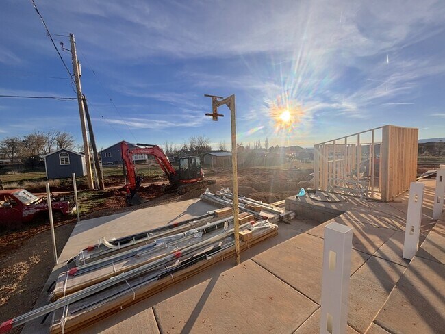 Building Photo - 361 W 400 S