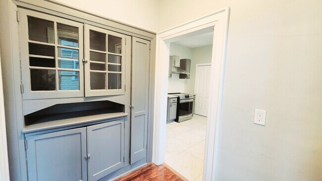 Building Photo - Dupont Duplex