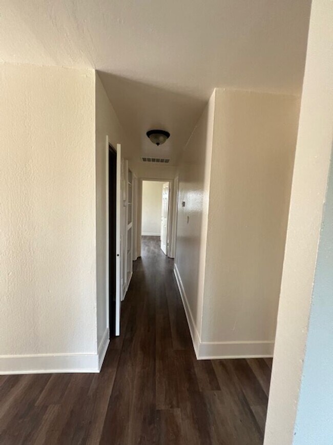 Building Photo - Beautiful 3 Bed and 1.5 Bath Home with 2 Car Garage Rent $2,250.00