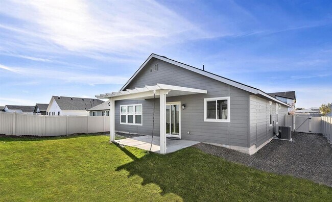 Building Photo - Welcome to this stunning 4-bedroom, 2-bathroom home located in the vibrant community of Caldwell,...