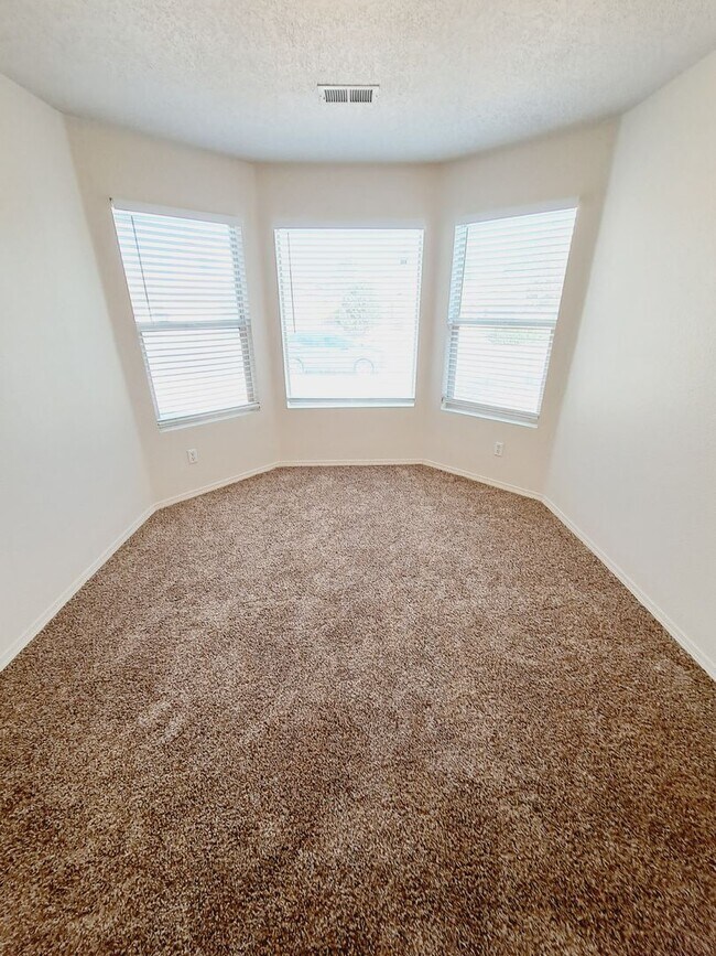 Building Photo - Cute 3 bed 2 bath home