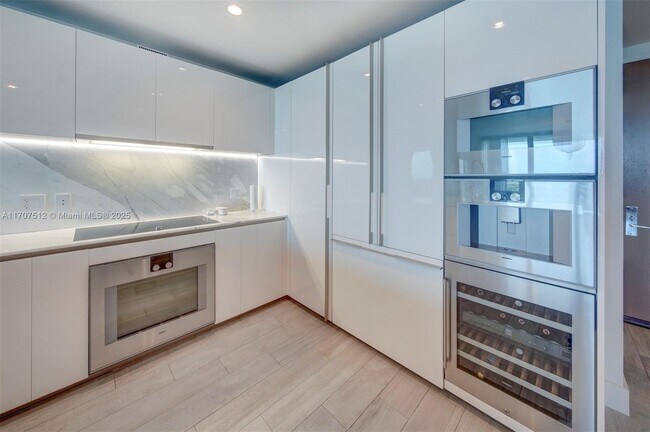 Building Photo - 10201 Collins Ave