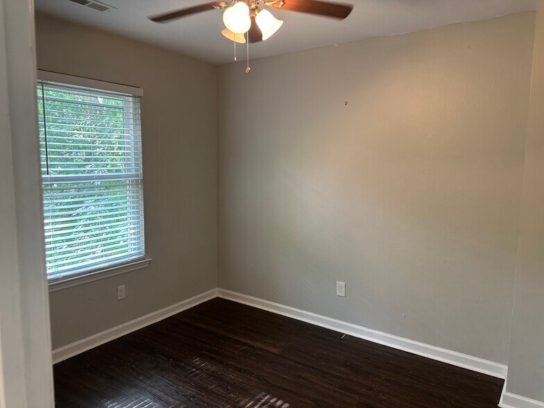 Building Photo - 122 River Oaks