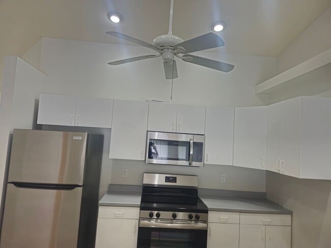 Building Photo - 3 bedroom 2 bath 1 car garage duplex