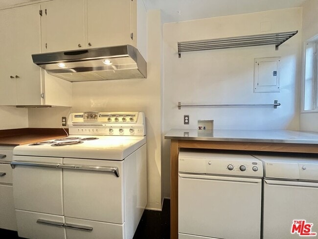 Building Photo - 5205 Village Green