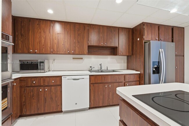 Building Photo - 10155 Collins Ave