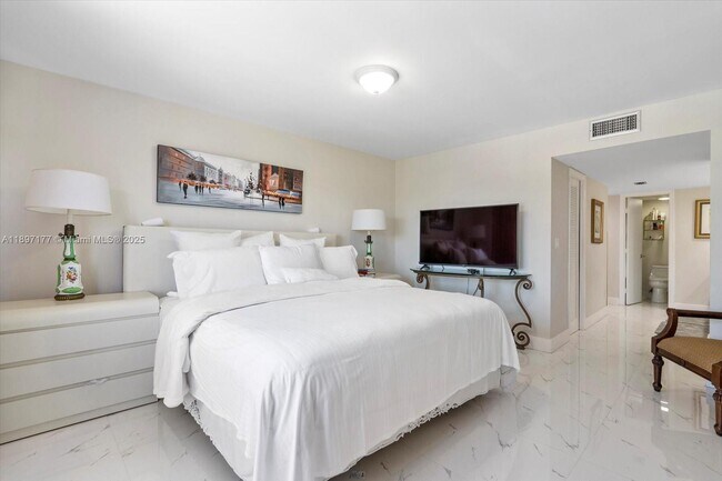 Building Photo - 875 NE 195th St