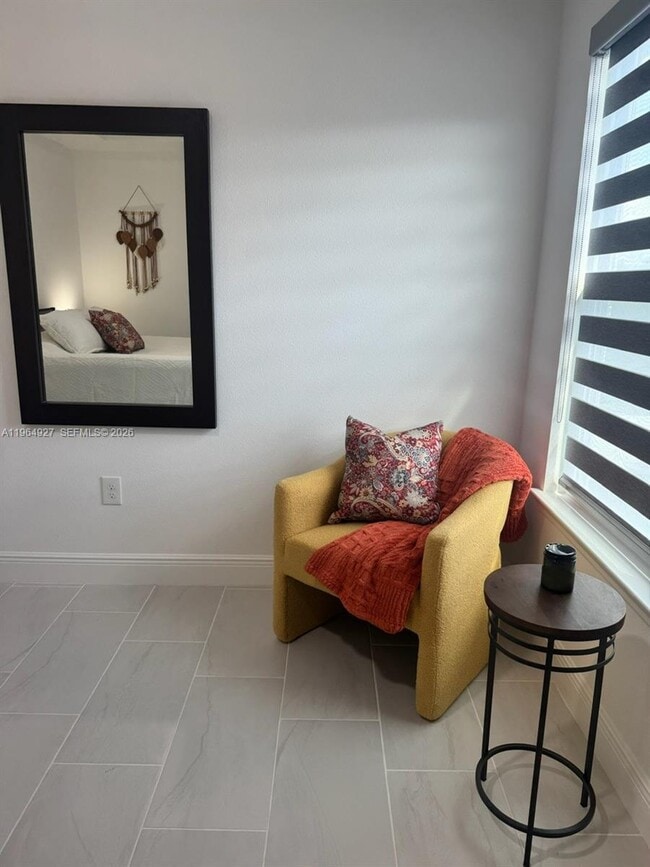 Building Photo - 649 N Lincoln St