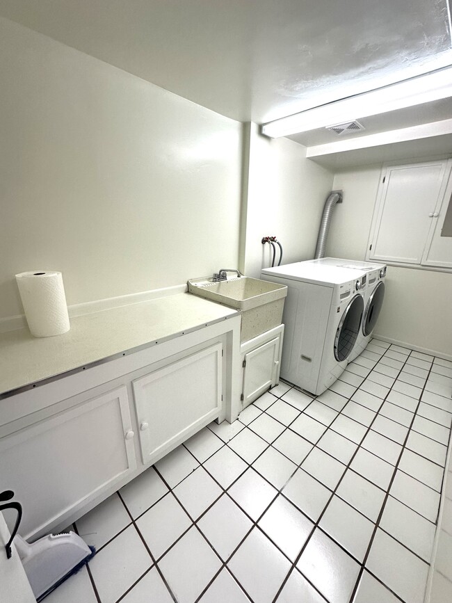 Building Photo - 4370 Calavo Dr