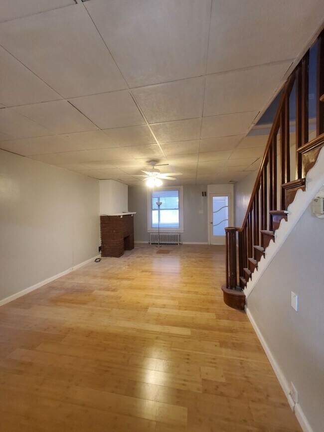 Building Photo - Nice 3Bd/1Ba Available Now...in Elmwood