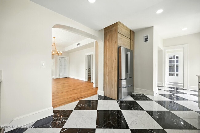 Building Photo - 2131 St Johns Ave