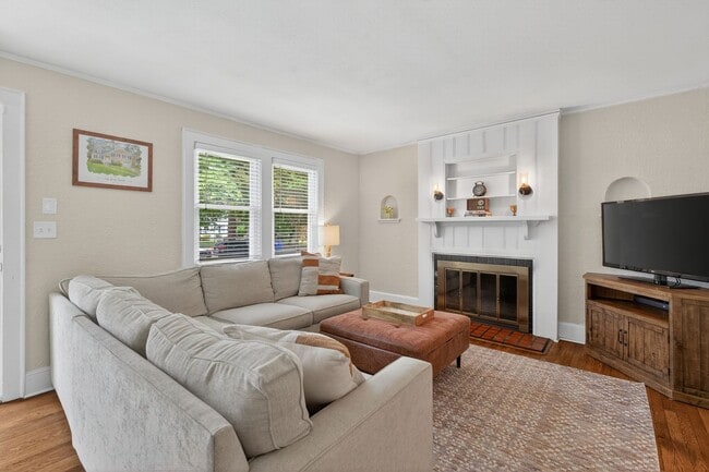 Building Photo - Available September 1st! A First Time Rent...