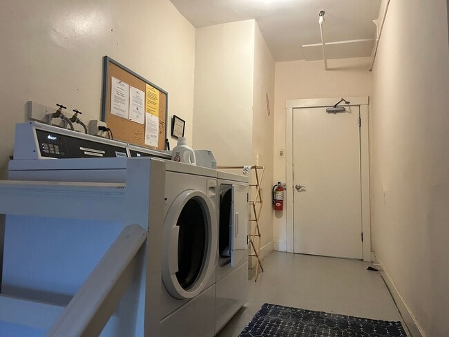 Building Photo - Russian Hill Large Studio Condo!