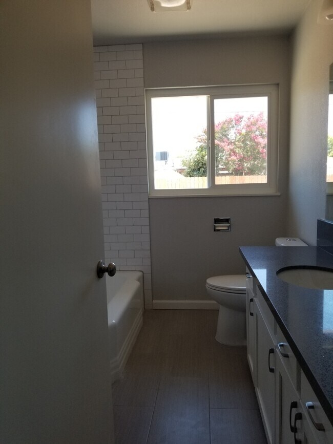 Building Photo - 2500 Dana Ln