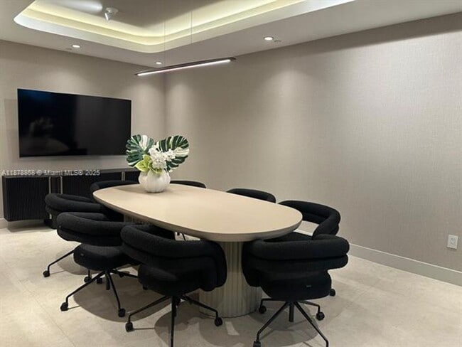 Building Photo - 700 NE 24th St