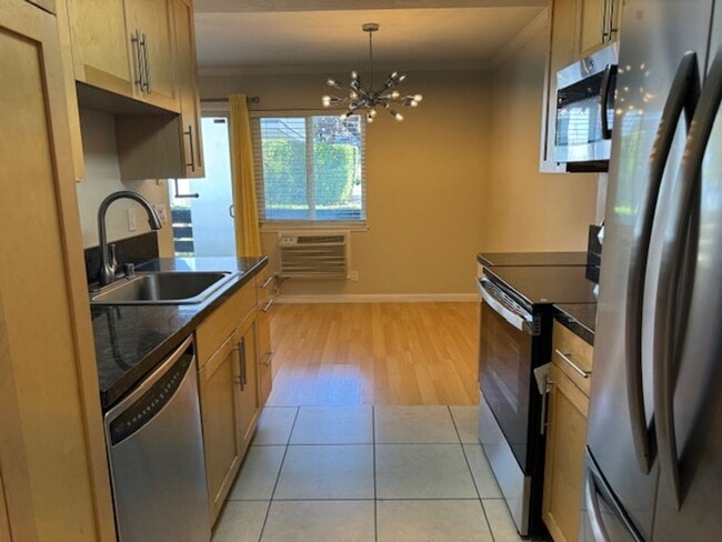 Building Photo - Wonderful 2 bedroom/2 bath lower level con...