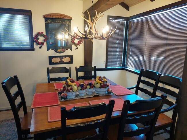 Building Photo - Large furnished 4 bedroom home with 2 car ...
