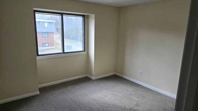 Building Photo - 176 Maple Ave