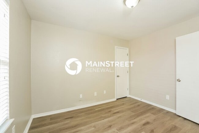 Building Photo - 3 Bedroom Pet-Friendly Home in NORMAN, OK with Main Street Renewal