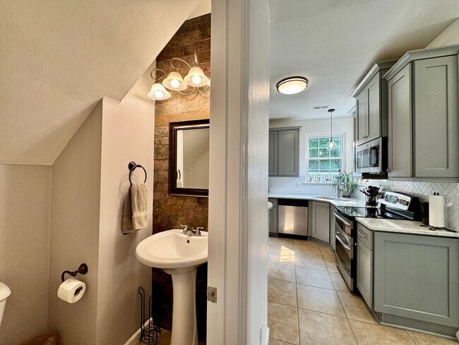 Building Photo - First-Time Rental! Available 08-07-26 - Fenced Yard, Pet Friendly, Attached 2-Car Garage!