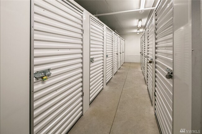 Building Photo - 10610 NE 9th Pl