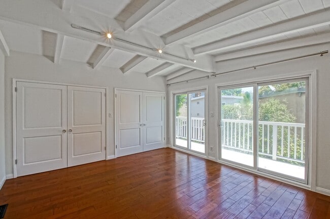 Building Photo - RECENTLY REMODELED, BRIGHT & AIRY 3BR2BA G...